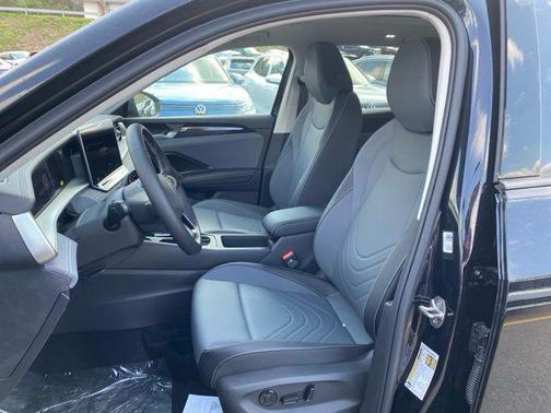 Deep Black Pearl 2026 Volkswagen Tiguan 2.0T SE 4MOTION