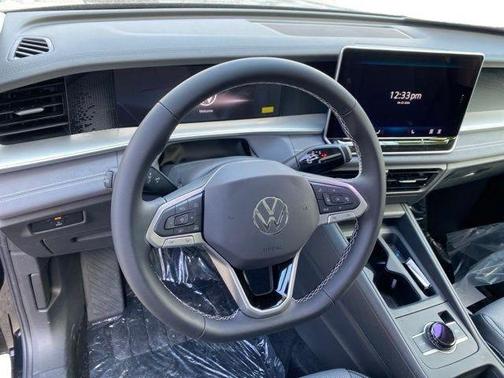 Deep Black Pearl 2026 Volkswagen Tiguan 2.0T SE 4MOTION