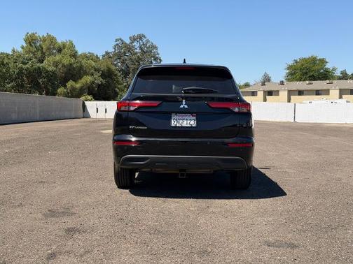 Black 2024 Mitsubishi Outlander ES