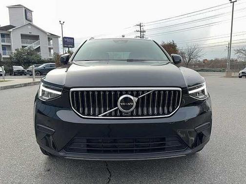 2025 Volvo XC40 Core