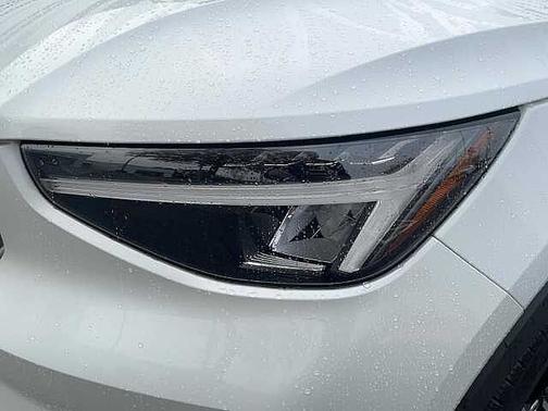 2025 Volvo XC40 Plus