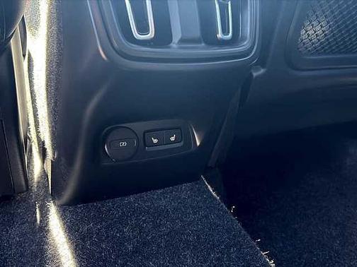 Crystal White 2025 Volvo XC40 Core