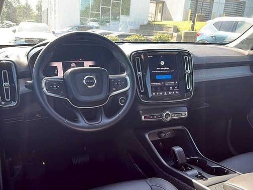 Crystal White 2025 Volvo XC40 Core