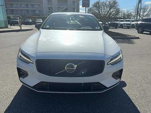 Crystal White 2024 Volvo S60 Plus