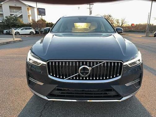 2023 Volvo XC60 B5 FWD Ultimate Bright
