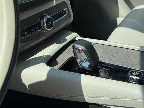 Silver Dawn 2023 Volvo XC90 Plus