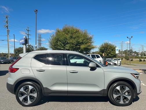 2024 Volvo XC40 B5 Plus Bright