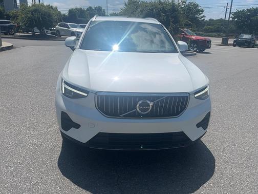 2025 Volvo XC40 B5 Core Bright Theme