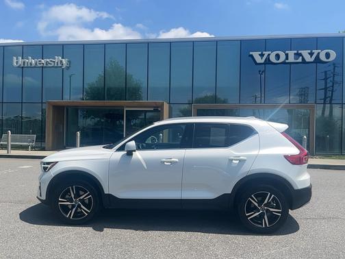 2025 Volvo XC40 B5 Core Bright Theme