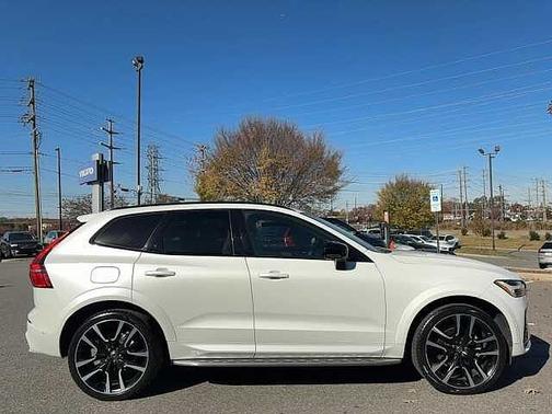 2023 Volvo XC60 B5 FWD Ultimate Dark