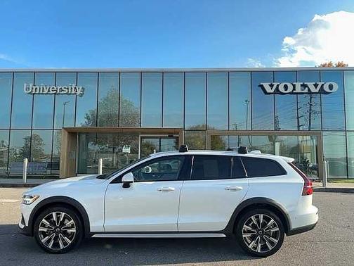 2023 Volvo V60 Cross Country Ultimate