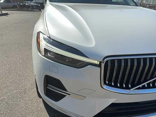 2023 Volvo XC60 B5 FWD Ultimate Bright