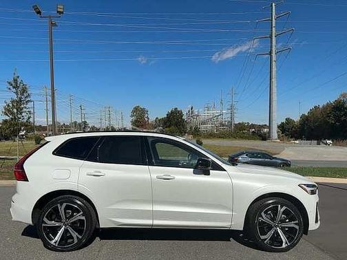 2023 Volvo XC60 B5 FWD Ultimate Dark
