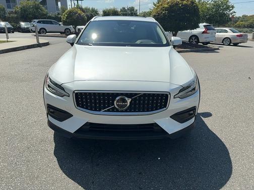 2024 Volvo V60 Cross Country B5 Plus