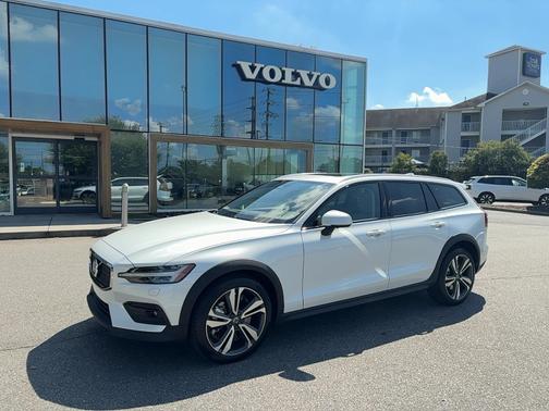 2024 Volvo V60 Cross Country B5 Plus