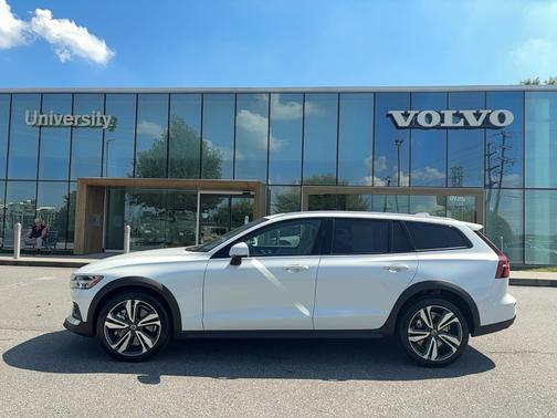 2024 Volvo V60 Cross Country B5 Plus