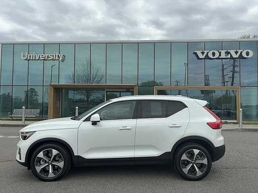 Crystal White 2023 Volvo XC40 Plus