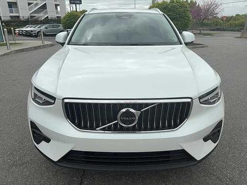 Crystal White 2023 Volvo XC40 Plus