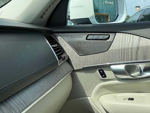 Crystal White 2024 Volvo XC90 B6 Ultimate Bright 6-Seater