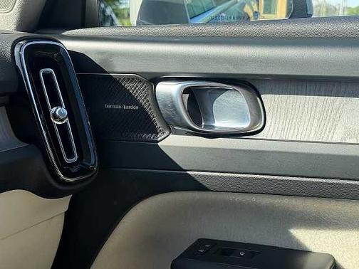 Silver Dawn 2023 Volvo XC40 Plus