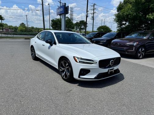2024 Volvo S60 B5 Core Dark