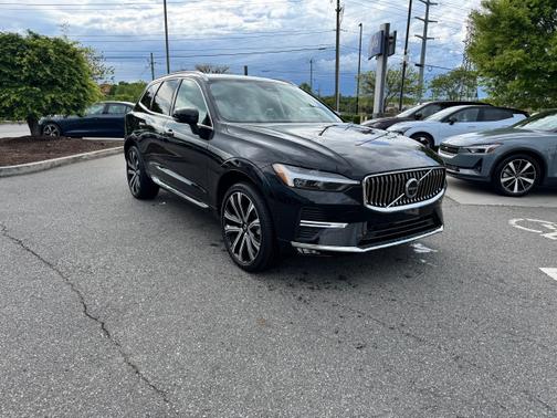 2023 Volvo XC60 B5 FWD Ultimate Bright