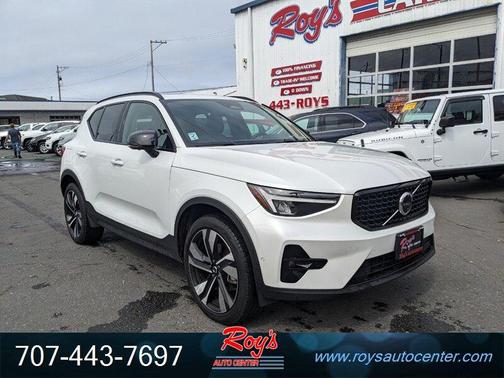 2025 Volvo XC40 B5 Plus Dark Theme