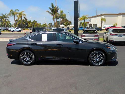 2025 Lexus ES 300h Base