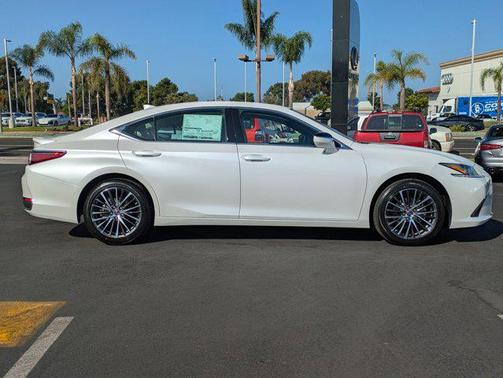2025 Lexus ES 300h Base