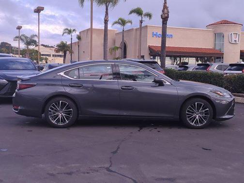 2025 Lexus ES 300h Base