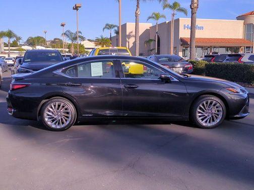 2022 Lexus ES 300h Ultra Luxury