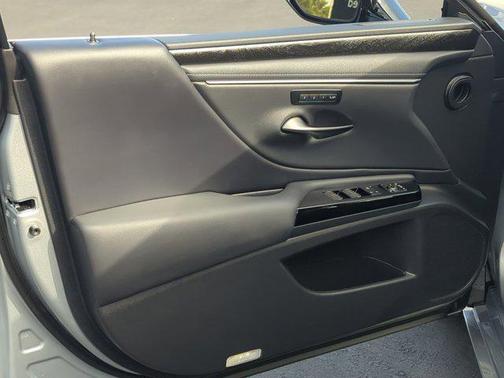 2025 Lexus ES 300h Base