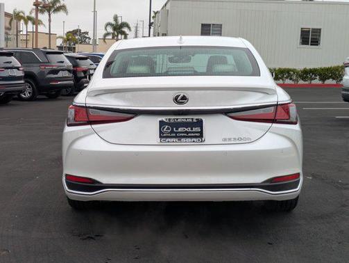 2025 Lexus ES 300h Base
