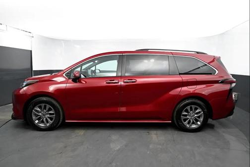 2022 Toyota Sienna XLE 7 Passenger