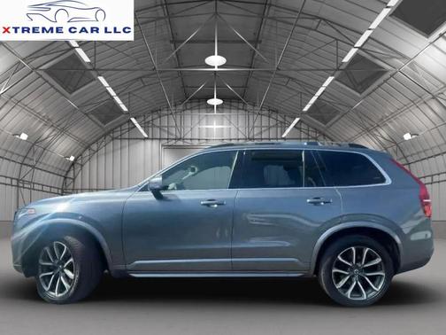 Gray 2018 Volvo XC90 T6 Momentum