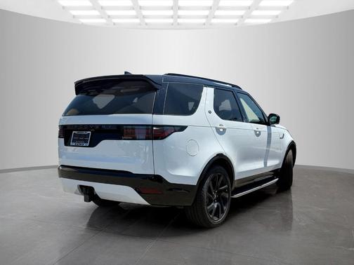 Fuji White 2025 Land Rover Discovery P300 Dynamic SE