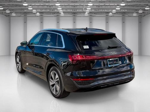 Mythos Black Metallic 2024 Audi Q8 e-tron Premium