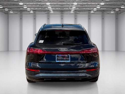 Mythos Black Metallic 2024 Audi Q8 e-tron Premium