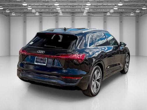 Mythos Black Metallic 2024 Audi Q8 e-tron Premium