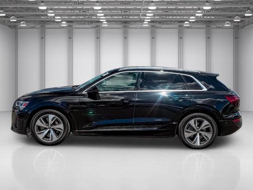 Mythos Black Metallic 2024 Audi Q8 e-tron Premium