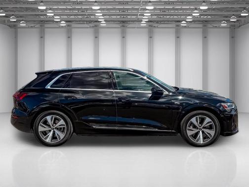 Mythos Black Metallic 2024 Audi Q8 e-tron Premium