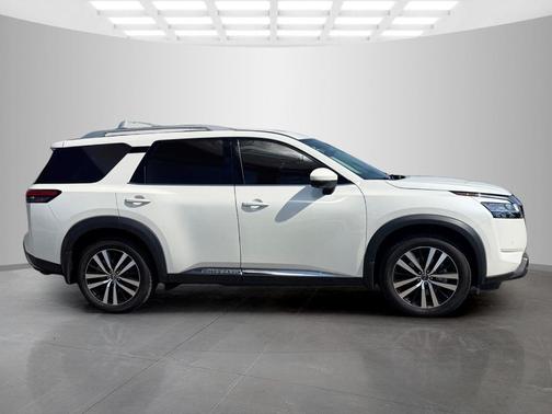 White 2023 Nissan Pathfinder Platinum