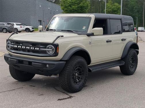 Desert Sand 2026 Ford Bronco Outer Banks