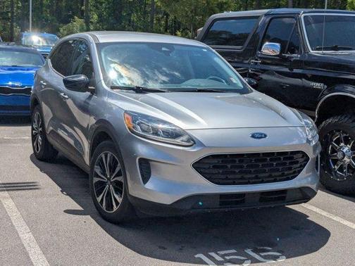 Iconic Silver Metallic 2021 Ford Escape SE