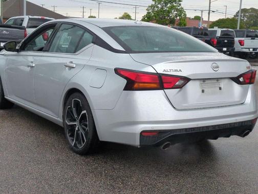 Brilliant Silver Metallic 2024 Nissan Altima SR FWD