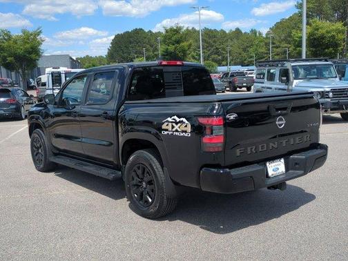 Super Black 2024 Nissan Frontier SV