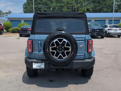 Azure Gray Metallic Tri-Coat 2023 Ford Bronco Outer Banks