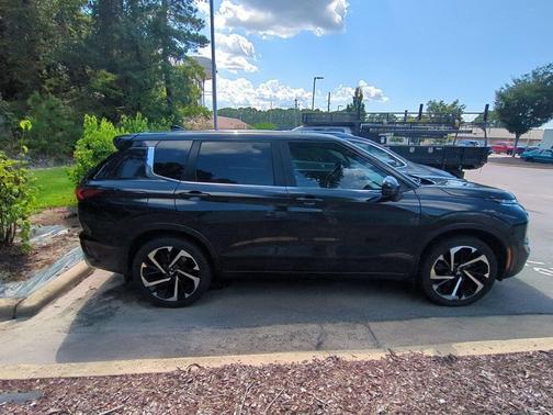 Labrador Black Pearl 2022 Mitsubishi Outlander SE