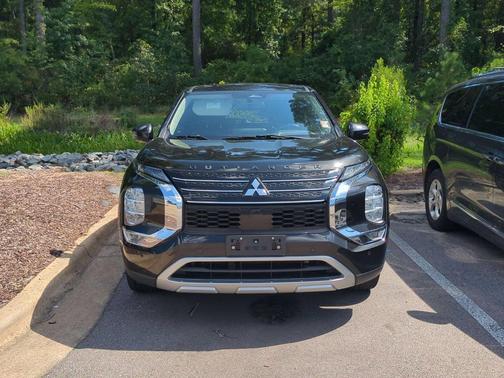 Labrador Black Pearl 2022 Mitsubishi Outlander SE