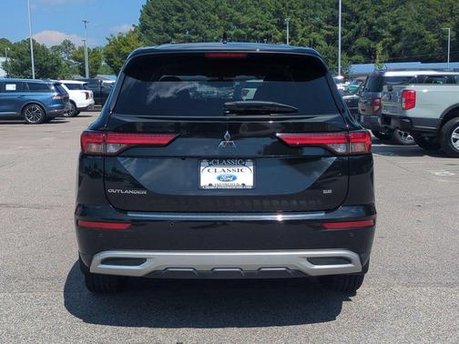 Labrador Black Pearl 2022 Mitsubishi Outlander SE